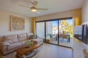 Luxurious condo steps from the beach, F3, Los Cora